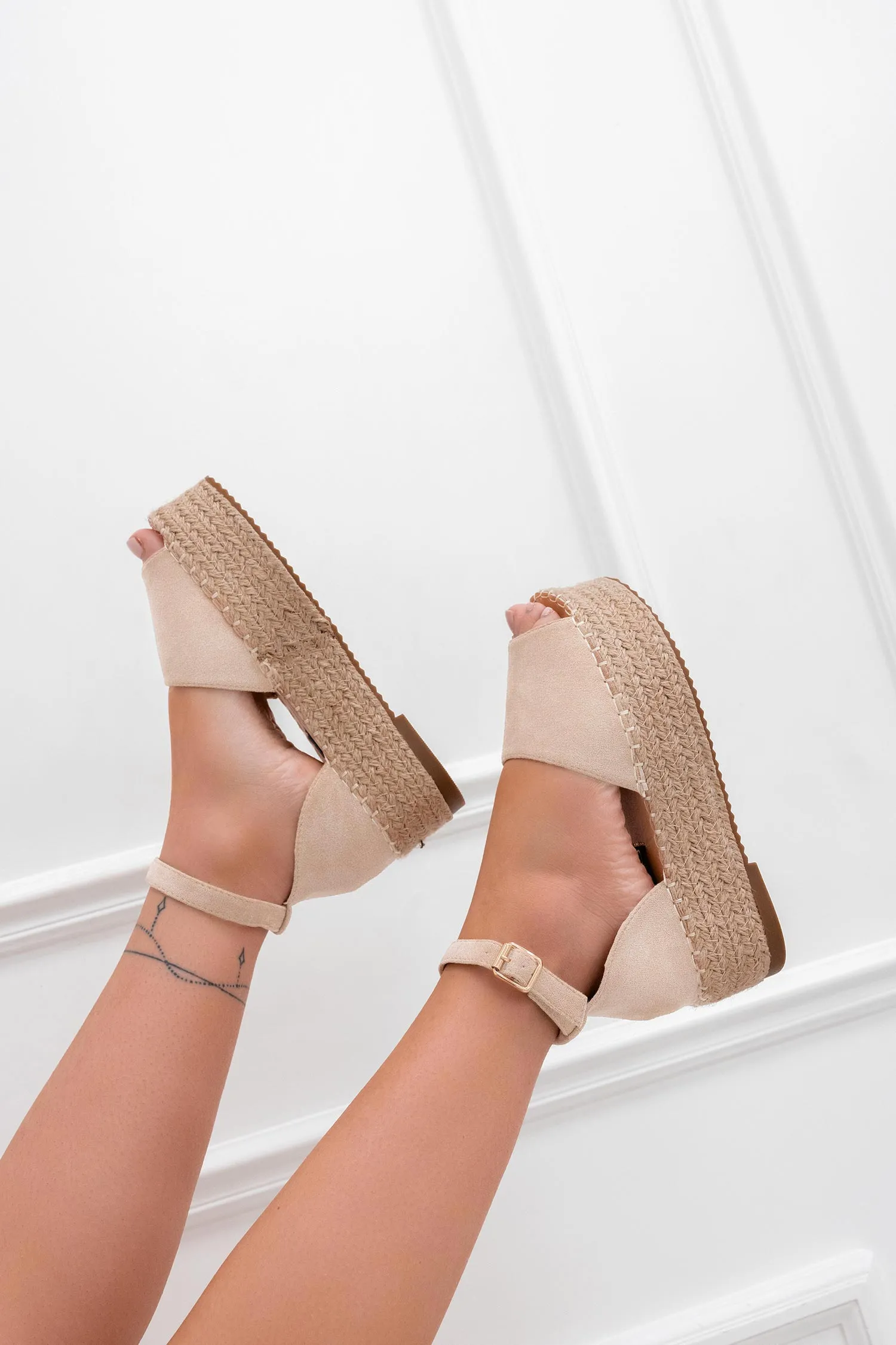 Espadrillas beige scamosciate con zeppa e cinturino