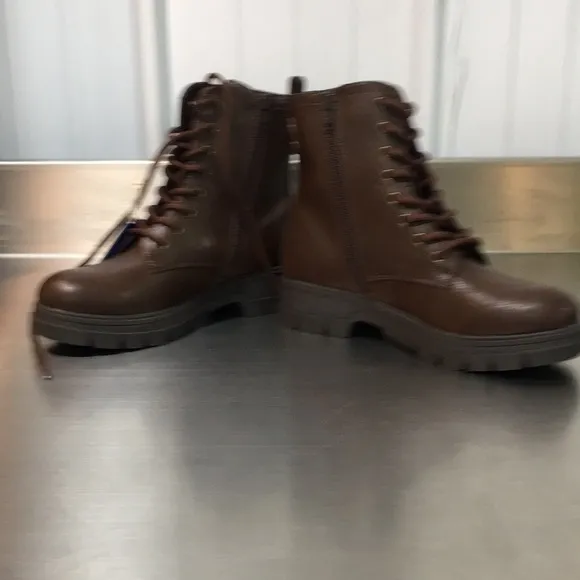 New WB Woman’s White Mountain Chevy DK Brown Smooth Boots