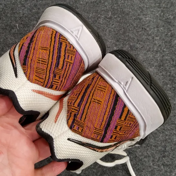 Nike Kyrie 5 &quot; Black History Month &quot; Boys Size 5,5