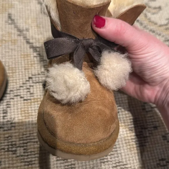 Toddler uggs in brown with fuzzy bow detail, size 7