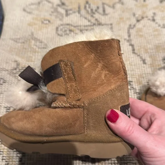 Toddler uggs in brown with fuzzy bow detail, size 7