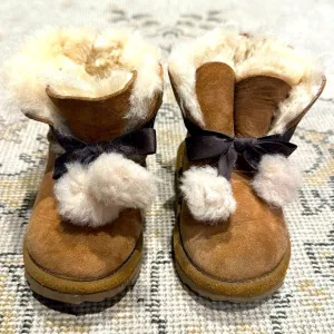 Toddler uggs in brown with fuzzy bow detail, size 7