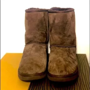 UGG BOOTS CLASIC SIZE 6 WOMEN’S